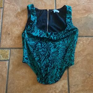 Olivaceous body fitting tank top